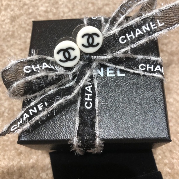 CHANEL Earrings - Picture 9 of 11